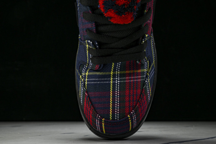 Nardwuar x Nike SB Dunk Low “Tartan” II1493-600