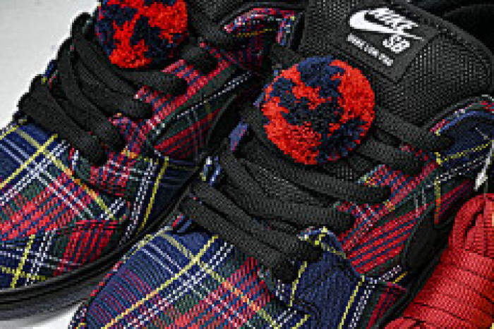 Nardwuar x Nike SB Dunk Low “Tartan” II1493-600